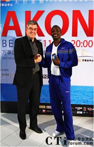 RIM公司中國區(qū)總裁謝國睿先生向美國嘻哈天王阿肯贈送黑莓智能手機(jī)