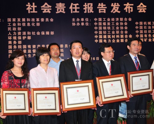 �Ϻ�ؐ���hί����ӛ����(zh��)�и�����ꐂ����I(l��ng)ȡ�C��