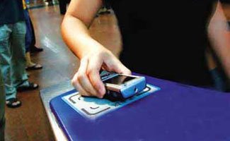 中國(guó)聯(lián)通推出首張銀行卡手機(jī)SIM卡二合一卡