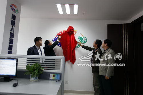 國家稅務(wù)總局納稅服務(wù)司副司長張樹學(xué)為12366納稅服務(wù)熱線揭牌