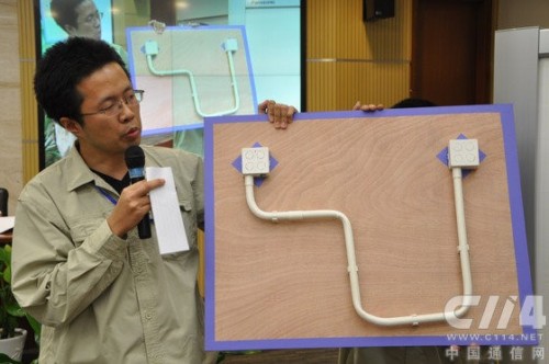 城市光網(wǎng)施工一線員工現(xiàn)場(chǎng)演示引導(dǎo)光纖穿越暗管