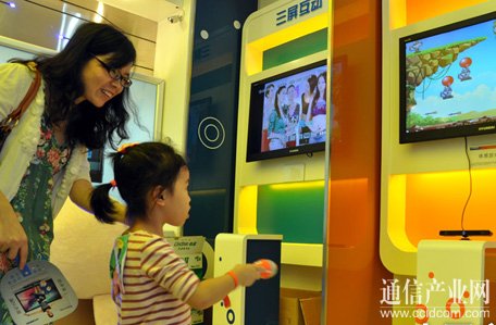 圖:深圳首家三網(wǎng)融合體驗(yàn)廳開業(yè) 市民感受“三屏互動”